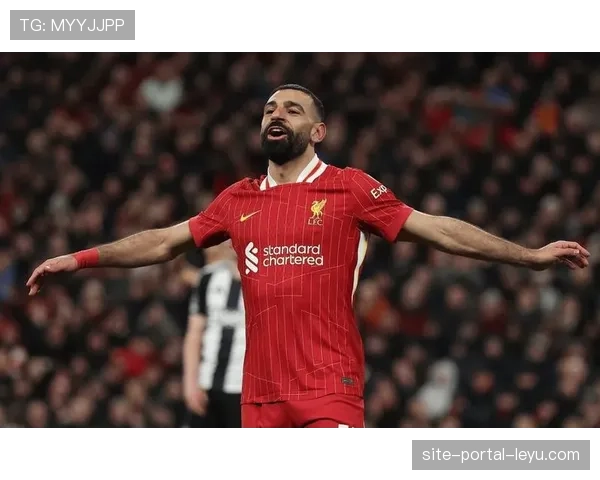 暖心一幕：小球迷冲入场内拥抱偶像萨拉赫，被安保温和带离